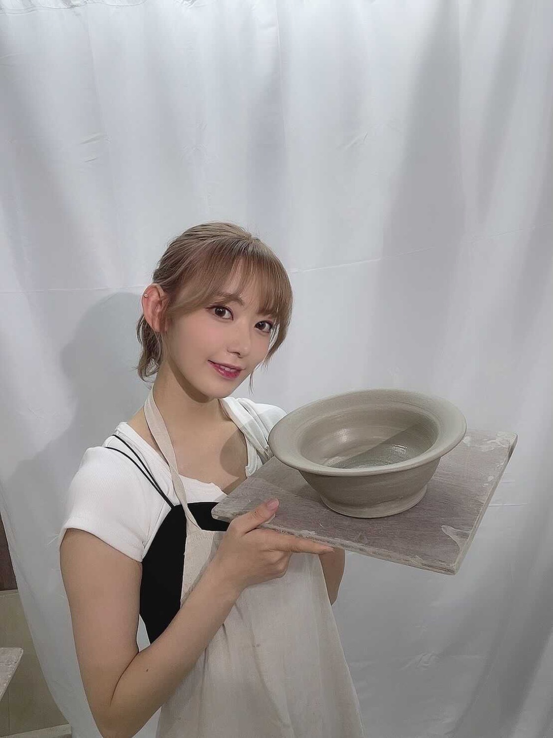 宫胁咲良首次在｢17LIVE」直播初体验制作陶瓷马克杯「真的好难啊！」 - itotii