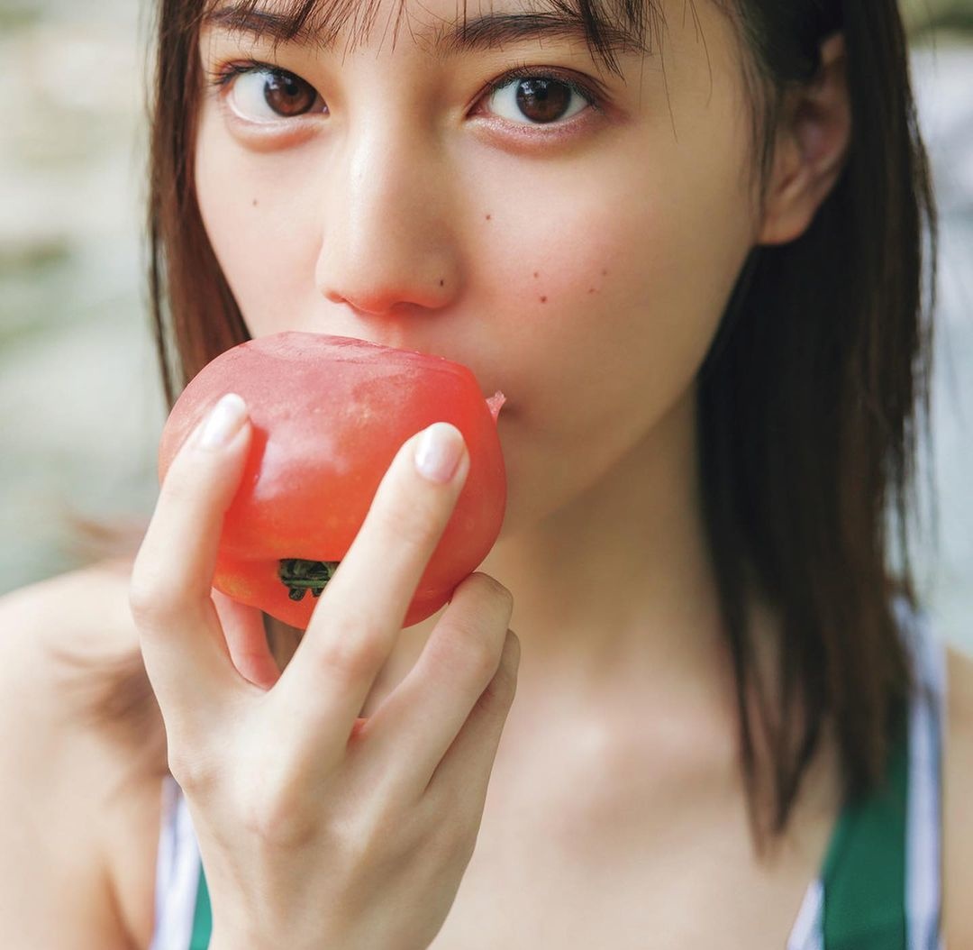 想成为那颗水蜜桃！ 日向坂46「小坂菜绪」甜笑吃水果