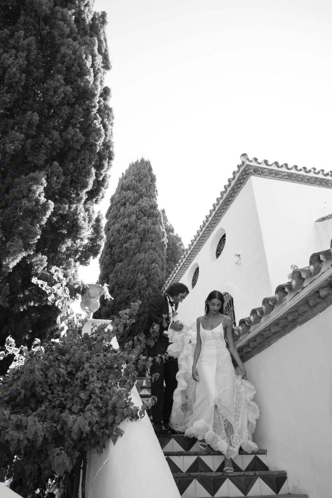 身穿Lanvin定制礼服，英国摩洛哥混血模特 Nora Attal 在西班牙的婚礼