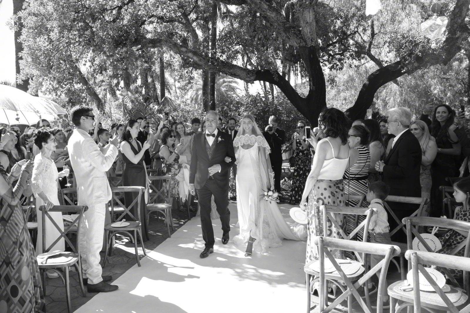身穿Lanvin定制礼服，英国摩洛哥混血模特 Nora Attal 在西班牙的婚礼